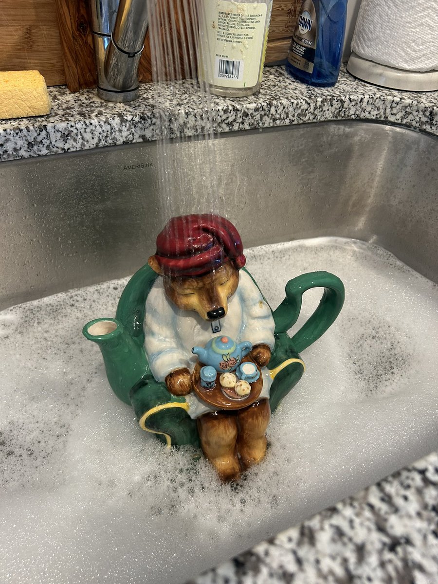 luddyduddy's tweet photo. Thrift store finds @CelestialTea https://t.co/bjSd912Ble