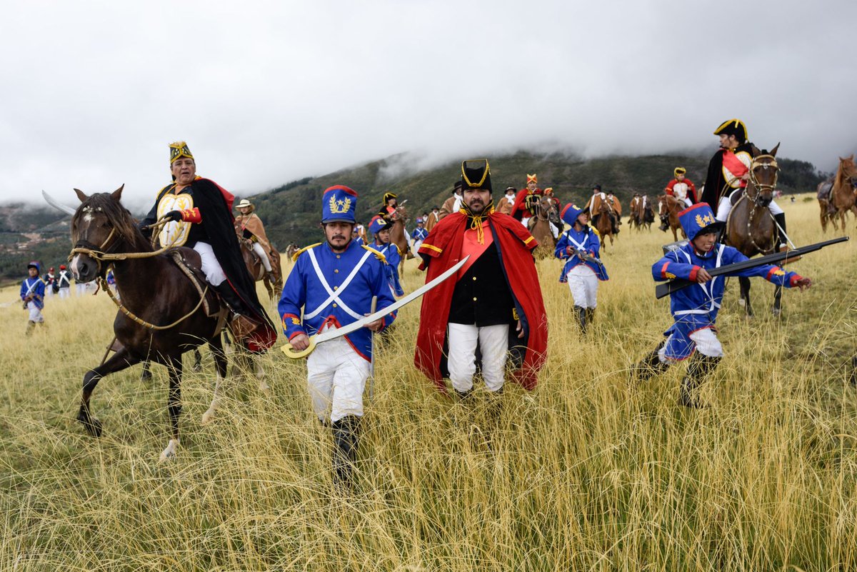 📸En el marco del Aniversario 199 de la batalla de Ayacucho se realizó primera gran escenificación con más de 1000 escolares bit.ly/48dhHTp 

Foto: <a href="/bicentenariope_/">Bicentenario Perú</a>