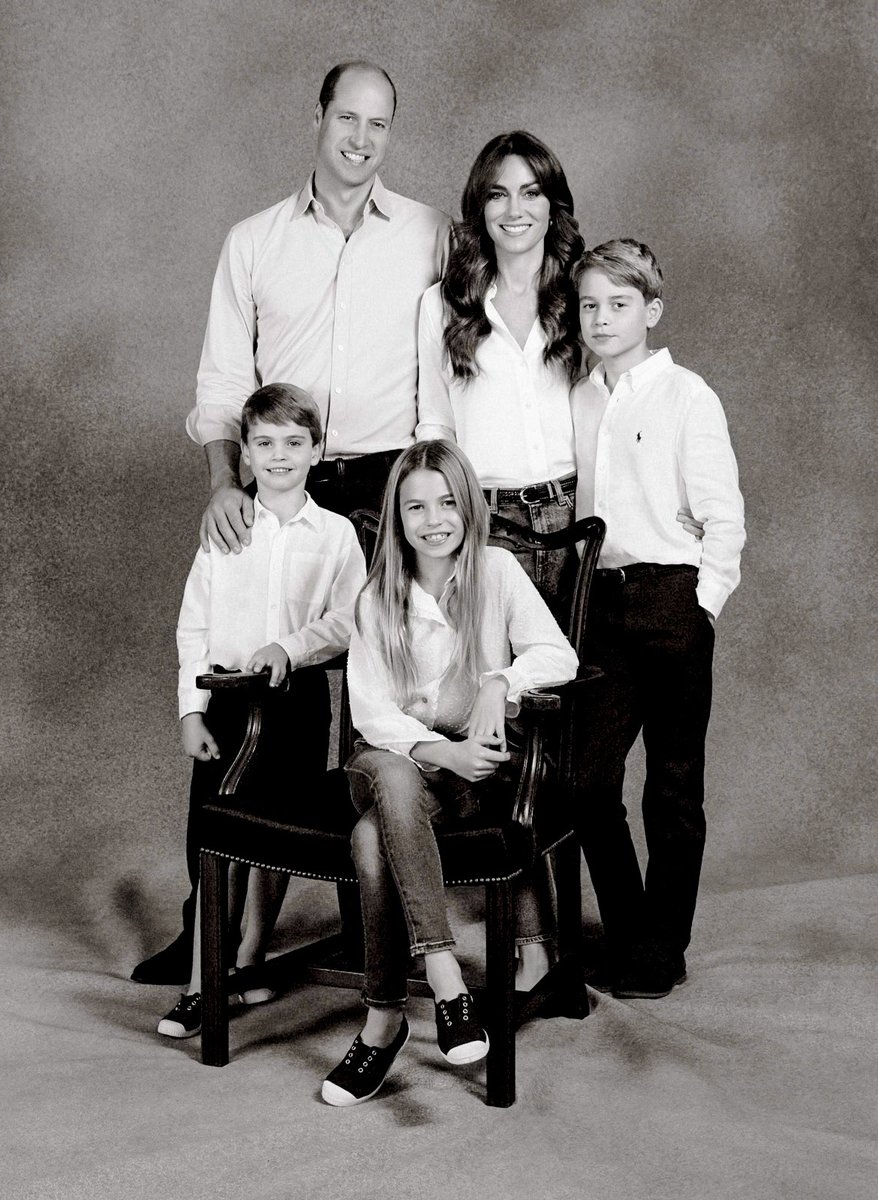 Amazing how grown up Princess Charlotte looks in this year's family Christmas card.
#PrincessCharlotte #PrincessofWales #TeamWales #PrinceofWales #PrincessCatherine #PrinceGeorge #PrinceLouis #ChristmasCardDay @KensingtonRoyal