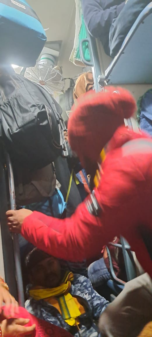 pujasingh135281's tweet photo. My grandparents who are above 80 are traveling from this train. Train 12150. PNR 6523782981.@AshwiniVaishnaw  @IndianRailMedia. It is overcrowded and they can't even go to the washroom. https://t.co/qj7stiJ3Eb
