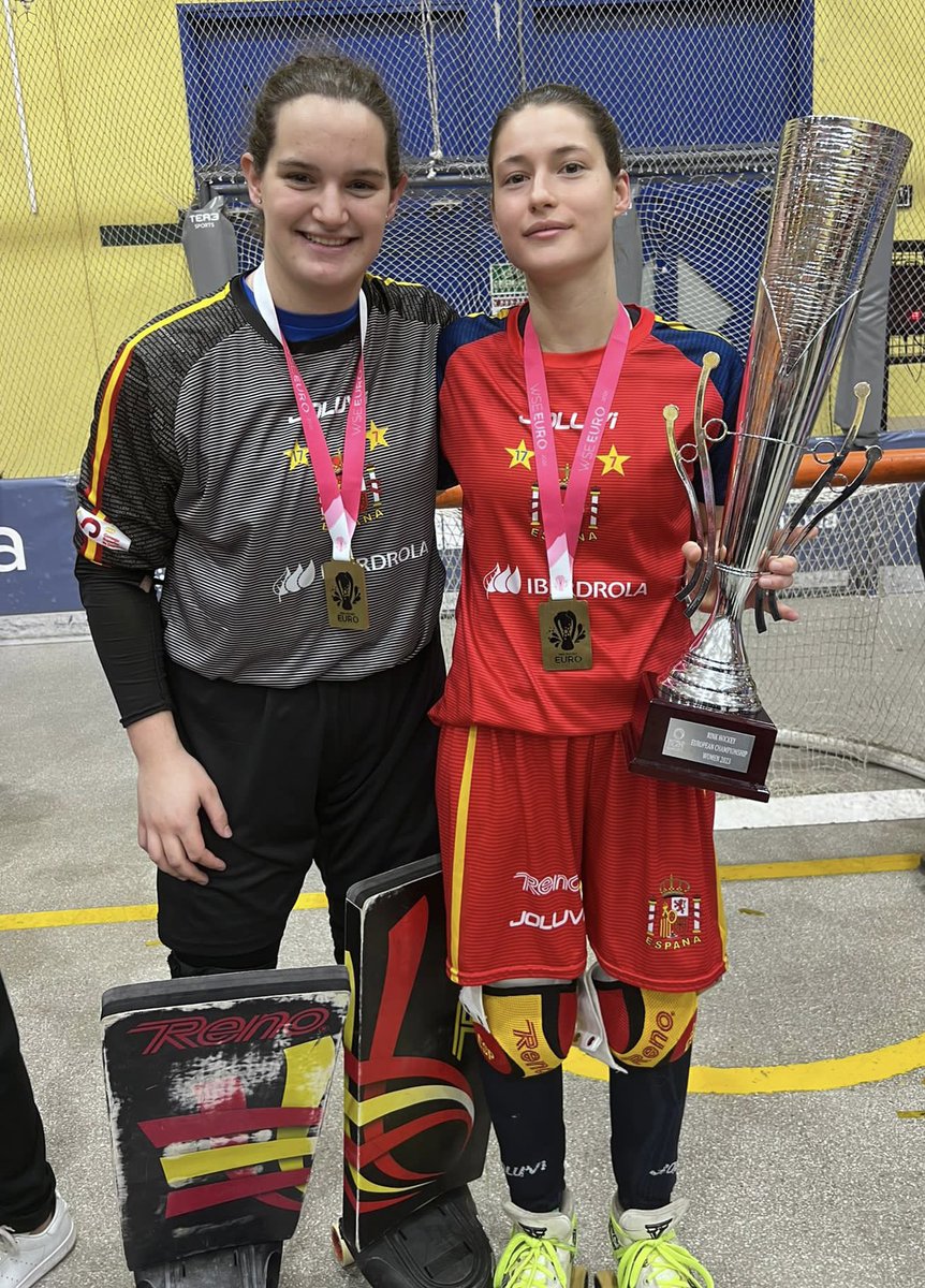 hoquei_vilasana's tweet photo. 🟡Moooooltes FELICITATS!!!! Campiones d’Europa amb la Selecció Espanyola! Vicky i Anna sou un orgull pel Club Patí Vila-sana i per totes les persones que els agrada l’hoquei!!!
🟡A disfrutar i a seguir!!💛💛💛
#campiones #unorgull https://t.co/OW2S4spkkC