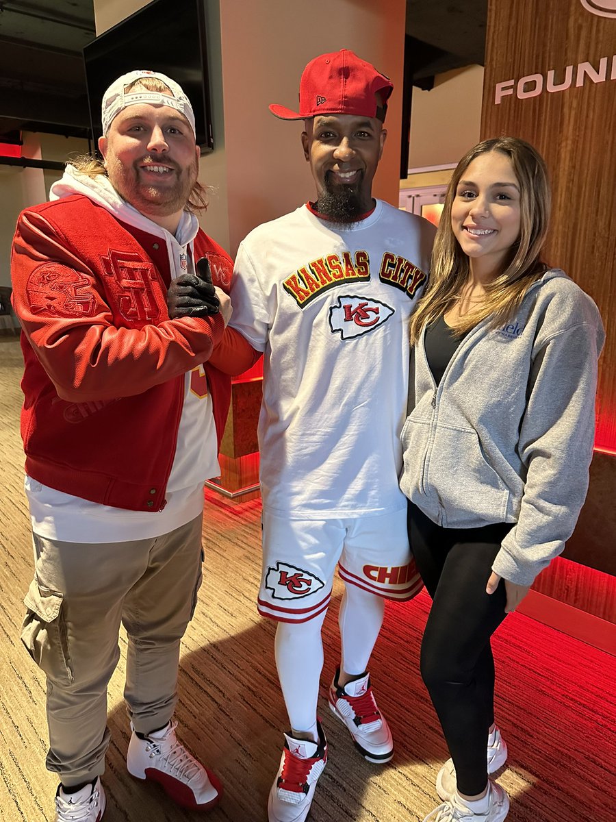 YoxCity's tweet image. Hit the road from Wichita a day early, before the game, to grab the #ProStandard x @Chiefs x @TechN9ne @StrangeMusicInc collab at @kcchiefsproshop 💯 🎯 🔥

It was a family affair @GEHAField

#KansasCity #Chiefs #ChiefsKingdom #KCMO #NFL #TechN9ne #StrangeMusic @StrangeMusicCEO
