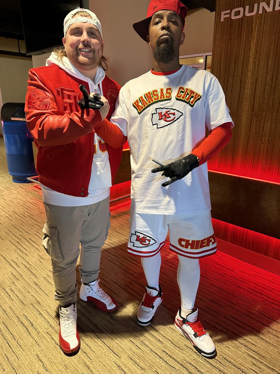 YoxCity's tweet image. Hit the road from Wichita a day early, before the game, to grab the #ProStandard x @Chiefs x @TechN9ne @StrangeMusicInc collab at @kcchiefsproshop 💯 🎯 🔥

It was a family affair @GEHAField

#KansasCity #Chiefs #ChiefsKingdom #KCMO #NFL #TechN9ne #StrangeMusic @StrangeMusicCEO