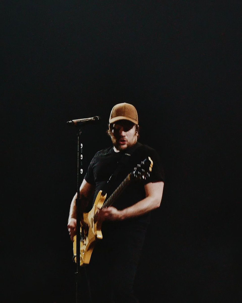 fobbieupdates's tweet photo. Fall Out Boy at the Smart Araneta Coliseum in Manila, Philippines

📸 stephenchwe on Instagram https://t.co/wjavLCNQPA