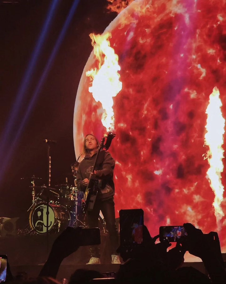 fobbieupdates's tweet photo. Fall Out Boy at the Smart Araneta Coliseum in Manila, Philippines

📸 stephenchwe on Instagram https://t.co/wjavLCNQPA