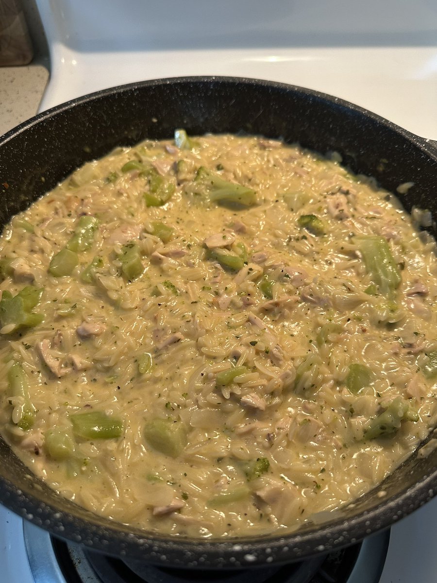 After40Fit's tweet photo. Creamy Chicken and Broccoli Orzo 😋 Yummy cheesy one-skillet meal. Happy Weekend Everyone! 
.
.
#saturday #weekend #eatclean #healthychoices #foodporn #foodgasm #goals #motivation #fam #fitlife #fit #health #beautiful #life #inspire #healthyrecipes https://t.co/WDKOjzIN0G