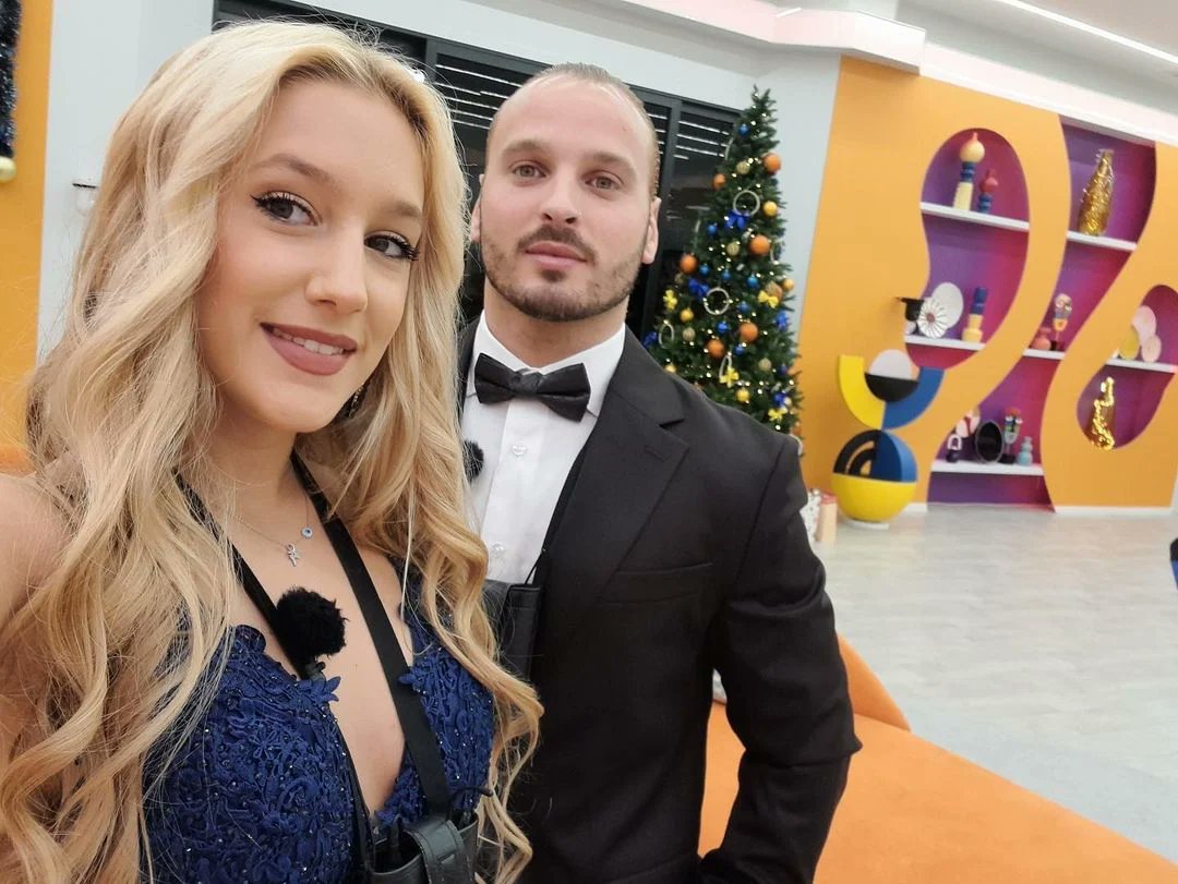MiguelMartinho7's tweet photo. 9 de Dezembro de 2022: Uma tarde mágica aconteceu na Malveira.
Miguel Vicente pede a Bárbara Parada em namoro, e todos ficaram felizes pela Bárbara e do Miguel ter começado o namoro.
Era o inicio da história de amor, que o tempo passa.
@babiparada5
#TeamBaMi #BBTVI https://t.co/N3nwxap7JP