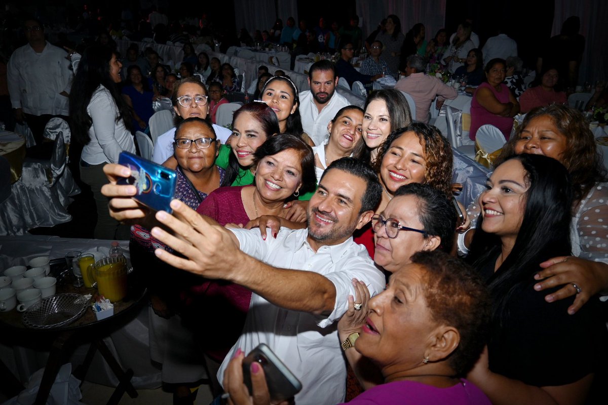 MYunesMarquez's tweet photo. Siempre es un gusto platicar y compartir momentos con todos y todas ustedes. 

Gracias por sus muestras de cariño y afecto, nos llenan de alegría y nos motivan a trabajar aún más fuerte. https://t.co/4N9eRhg6k9