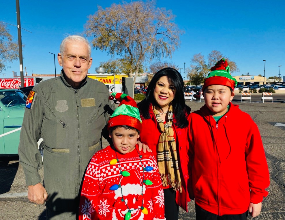 KimberlyYeeAZ's tweet photo. Season’s greetings and thanks to the City of Glendale @GlendaleAZ and @MayorWeiers for hosting another wonderful Hometown Christmas Parade @HCParadeAZ to ring in this joyous holiday season! #hcparade #glendaleaz https://t.co/ZcyukUVSfW