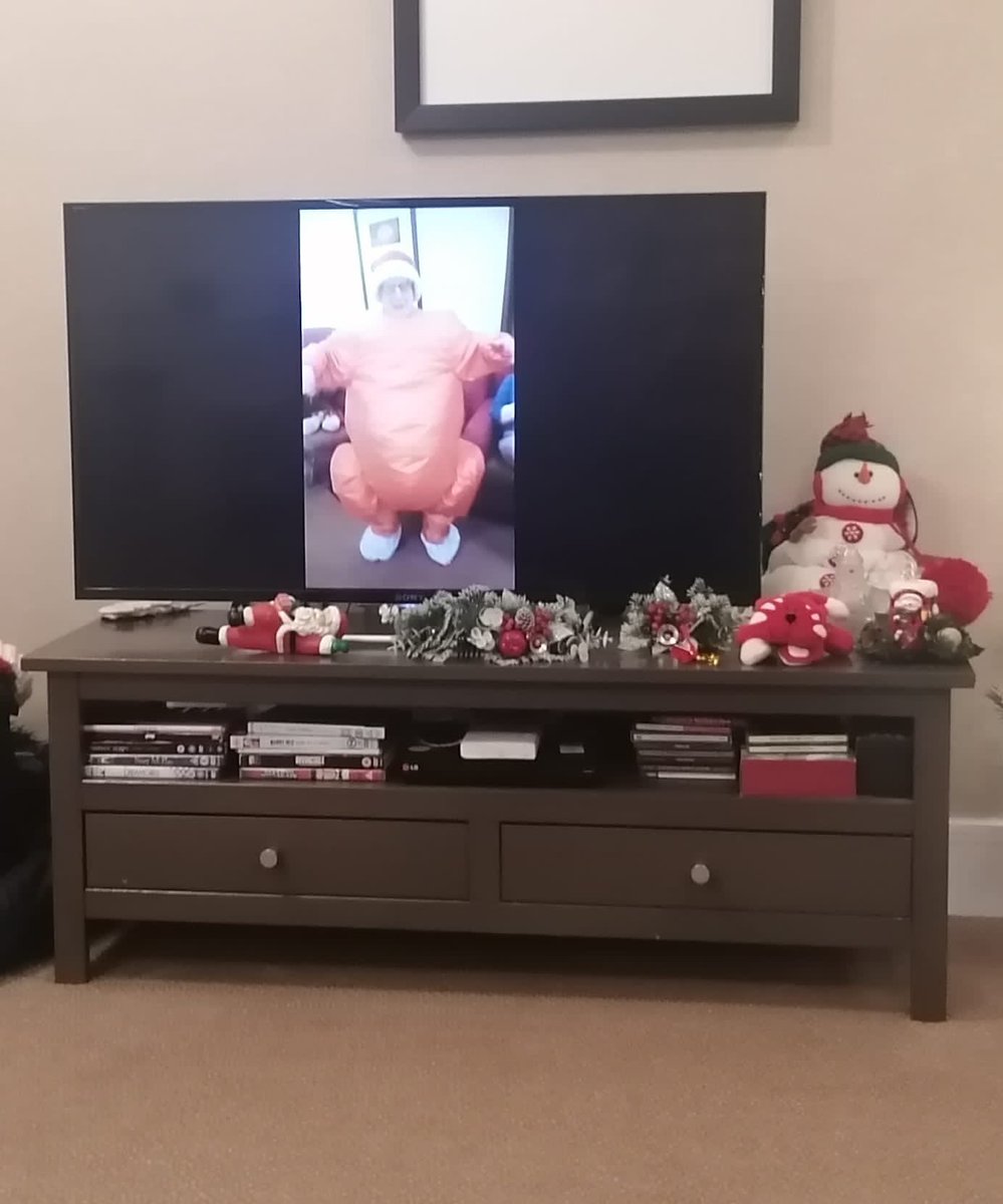 MoorePlaceEsher's tweet photo. Joyce wanted to join in the festive fun 😆

Round the home we went to visit all floors and residents, we then sat and watched the video on the television. Joyce was most amazed &amp; safe to say amused!! 

#Festive #Fun #Turkey #Happy https://t.co/60ucrHawSZ