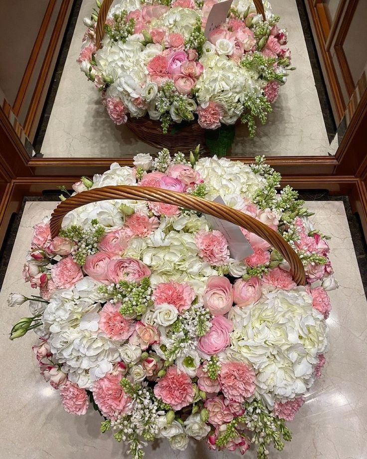 ᥫ᭡. ───  Apareci. Perdão o sumiço, fiquei levemente adoentada esses dias que entrei de férias da floricultura mas antes disso fiz um trabalho que me orgulho muito, essa cesta foi o motivo do meu orgulho durante toda a semana!!! 😭😭😭