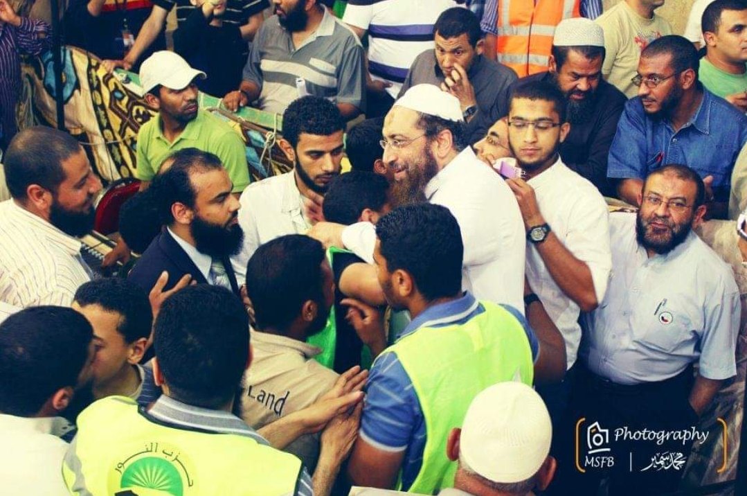 عالمٌ رباني 
عابدٌ زاهد
فقيه عالم بالواقع وشئونه ومبحر بالسياسة الشرعية، صاحب دليل وحجة قوية.
الشيخ #ياسر_برهامي سيظل عقبة كؤود في طريق التكفيريين والصداميين ومن ينتهجون منهجهم الباطل.