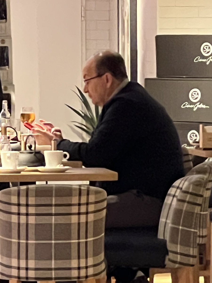 SEVILLISTA7777's tweet image. El señor Castro en la sala Gourmet de jamones en El Corte Inglés,,,estaría mirando a quien traer de entrenador 😂😂😂😂,,,,
