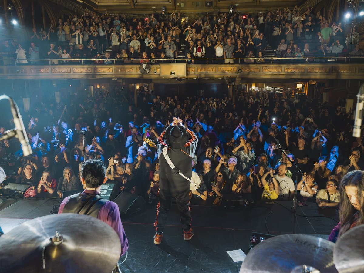 raulmalo01's tweet photo. Tarrytown NY 🐈‍⬛ 10.27-28.23 @TheMusicHall 
 📸 @habanamenex #TheMavericks #FallTour23 #TheMavericksLive https://t.co/aRoePVqq4V