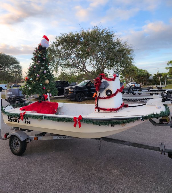 Competing in a Christmas Boat Parade Tonight 🌲❤️  Streaming on https://t.co/dUFQZHEibe :) https://t.