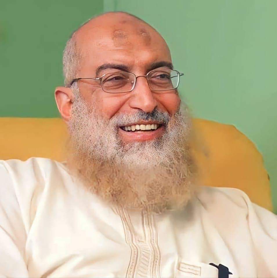 منذ سنوات وهو يُسَب ويُشتُم ويُنال منه، ولا يكترث لقول قائل أو فعل فاعل، يجوب البلاد شرقا وغربا داعيا إلى الله بالحكمة والعلم والفقه والشمولية، صابرا محتسبا، لا تجد موقفا داعما لاستقرار الدولة ومحافظا على الدعوة وحاقنا للدماء والأعراض إلا كان رأس الحربة فيه
الشيخ #ياسر_برهامي