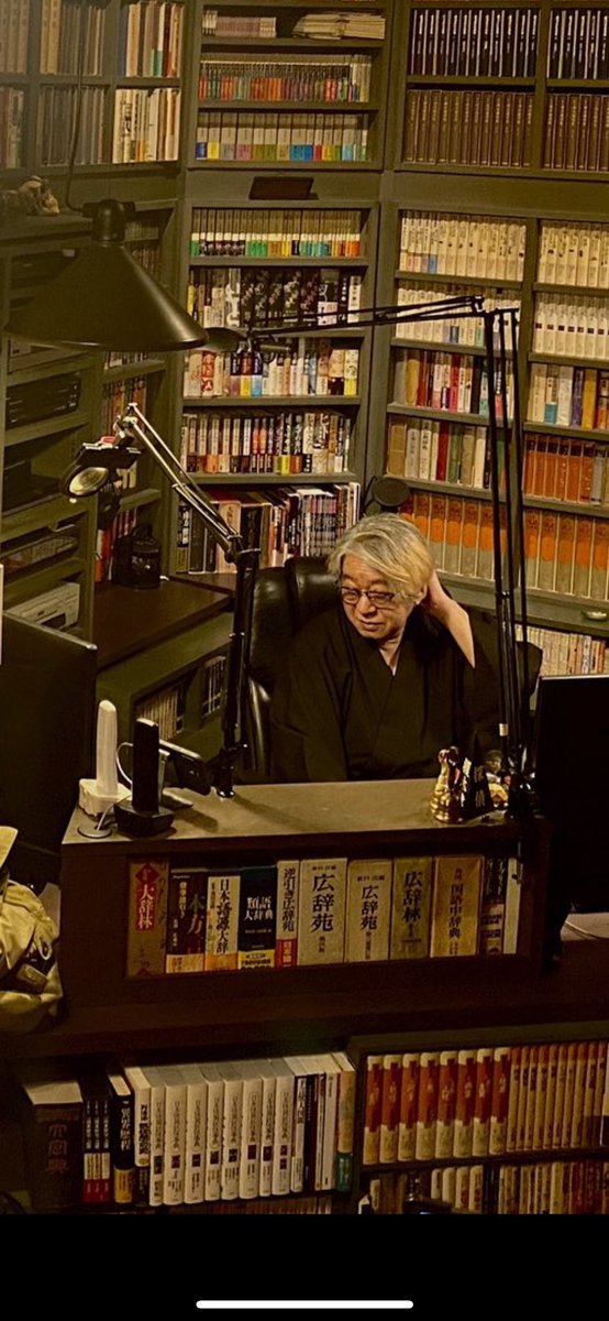 で、ですね。 その隣あたりにの薄い(とはいえ薄くない)本… もしかして、これかしら?
