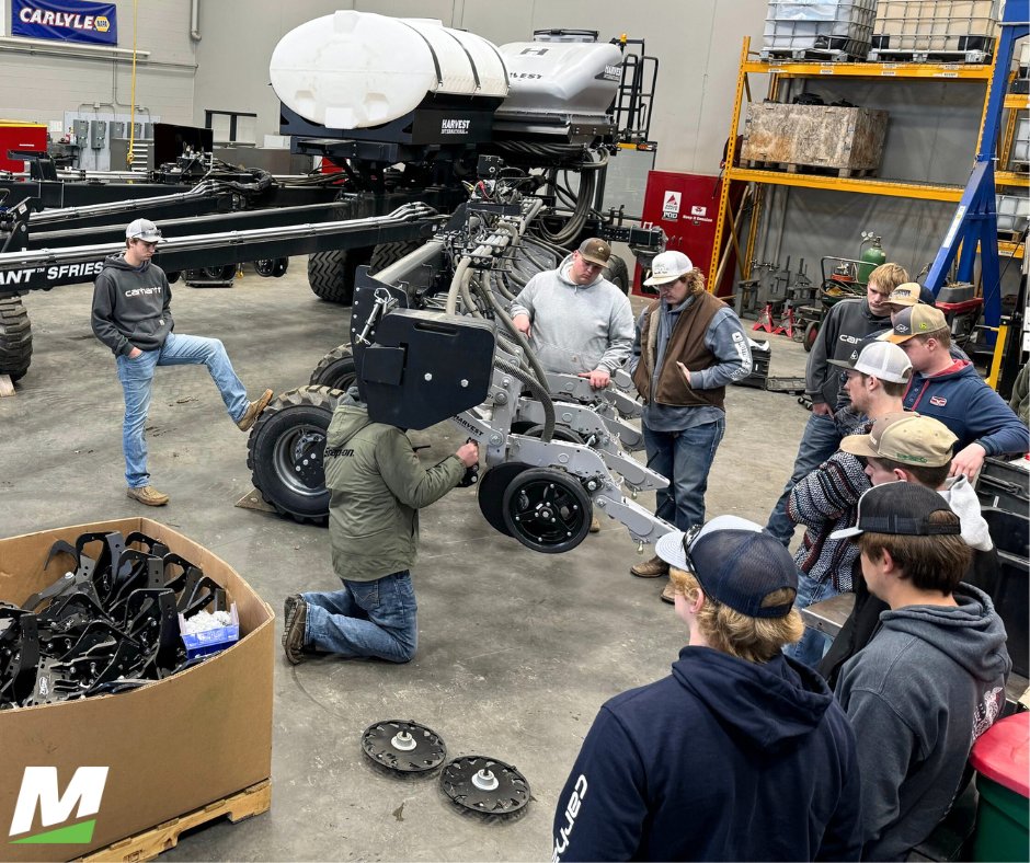 #MTCPrecisionAg students are started on their second planter build with @Agtegra!

Learn more about this one-of-a-kind partnership at mitchelltech.edu/news/students-…

And find out how you can #BeTheBest in #PrecisionAg with #MitchellTech at mitchelltech.edu/programs/preci…