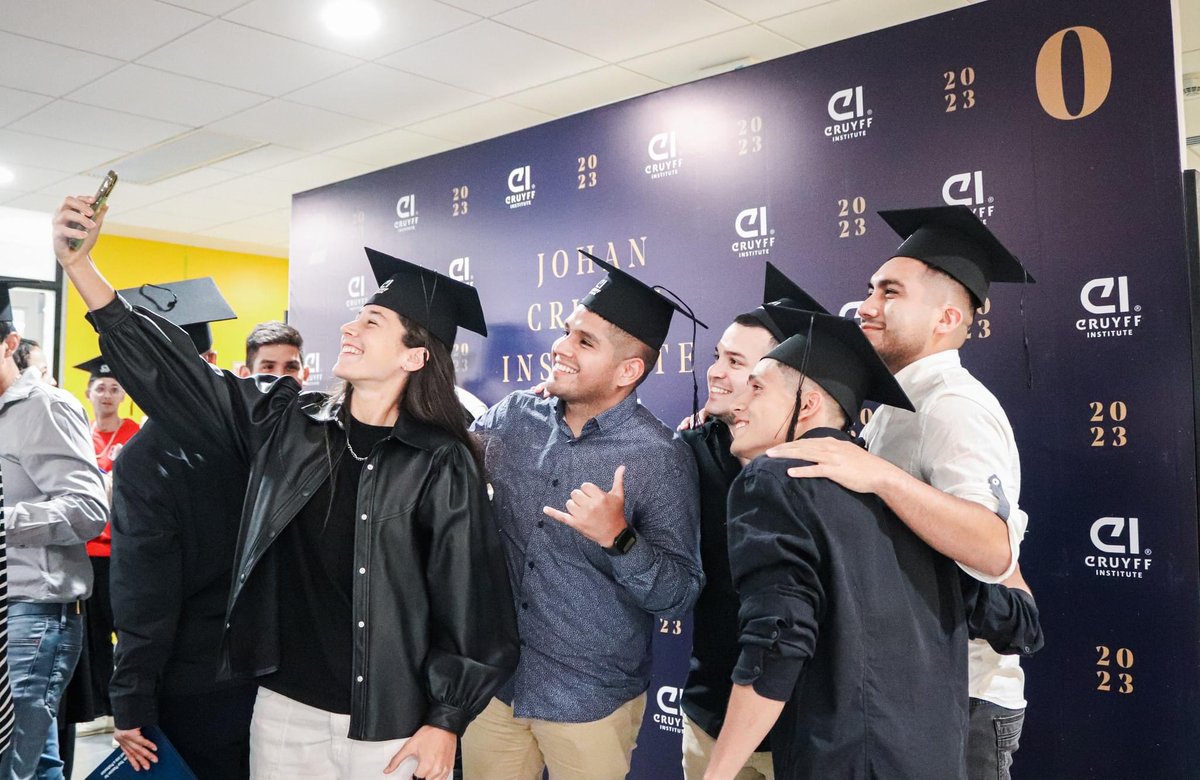 Graduación del Máster en Gestión Deportiva y Administración de Fútbol en Johan Cruyff Institute 🎓

Gracias a todos los que me acompañaron en este camino, especialmente al grupito de siempre 🫶🏻