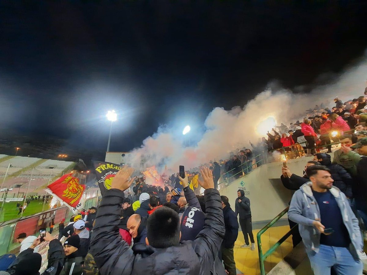 PassioneMessina's tweet photo. Una curva sud bestiale!
#CaricaMessina #PassioneMessina #ForzaMessina #CataniaMerda https://t.co/7gBPGzY4nt