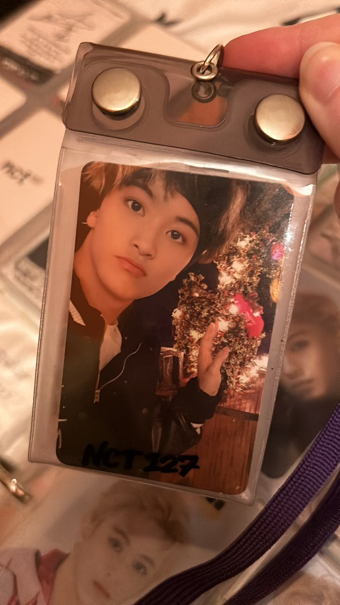tencitizens's tweet photo. ok I lied I have chosen, since in mark’s neozone pc he’s in front of a reindeer bush (?) decoration?? so there, holiday themed for the win ! lol https://t.co/E7zVXHRJ3i