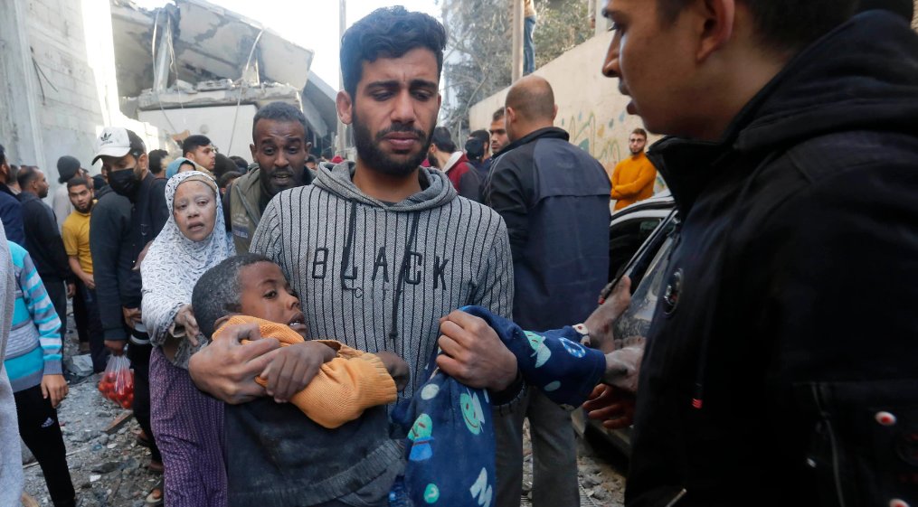 AJEnglish's tweet photo. Israel bombs Gaza areas it declared safe zones for Palestinians.

— in pictures https://t.co/aqcIBaiUaH https://t.co/Y3NirbgXTL