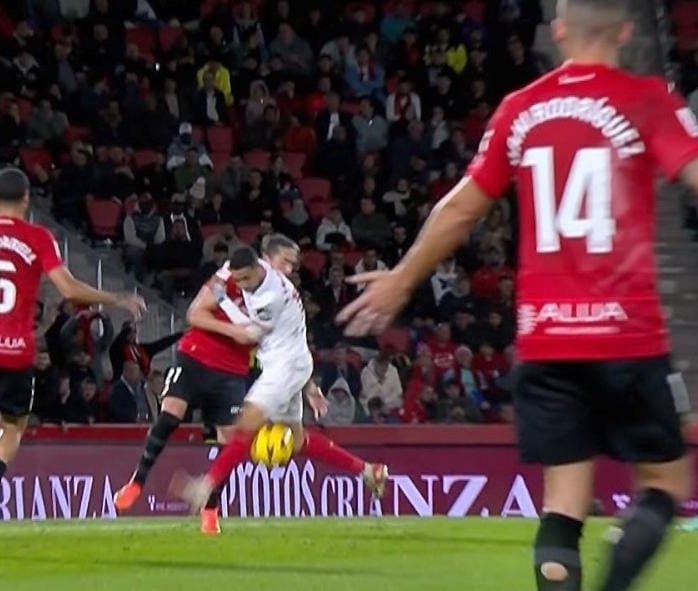 SevillaFC's tweet photo. ¿VAR no, VAR sí? https://t.co/XBlCgxXKZZ
