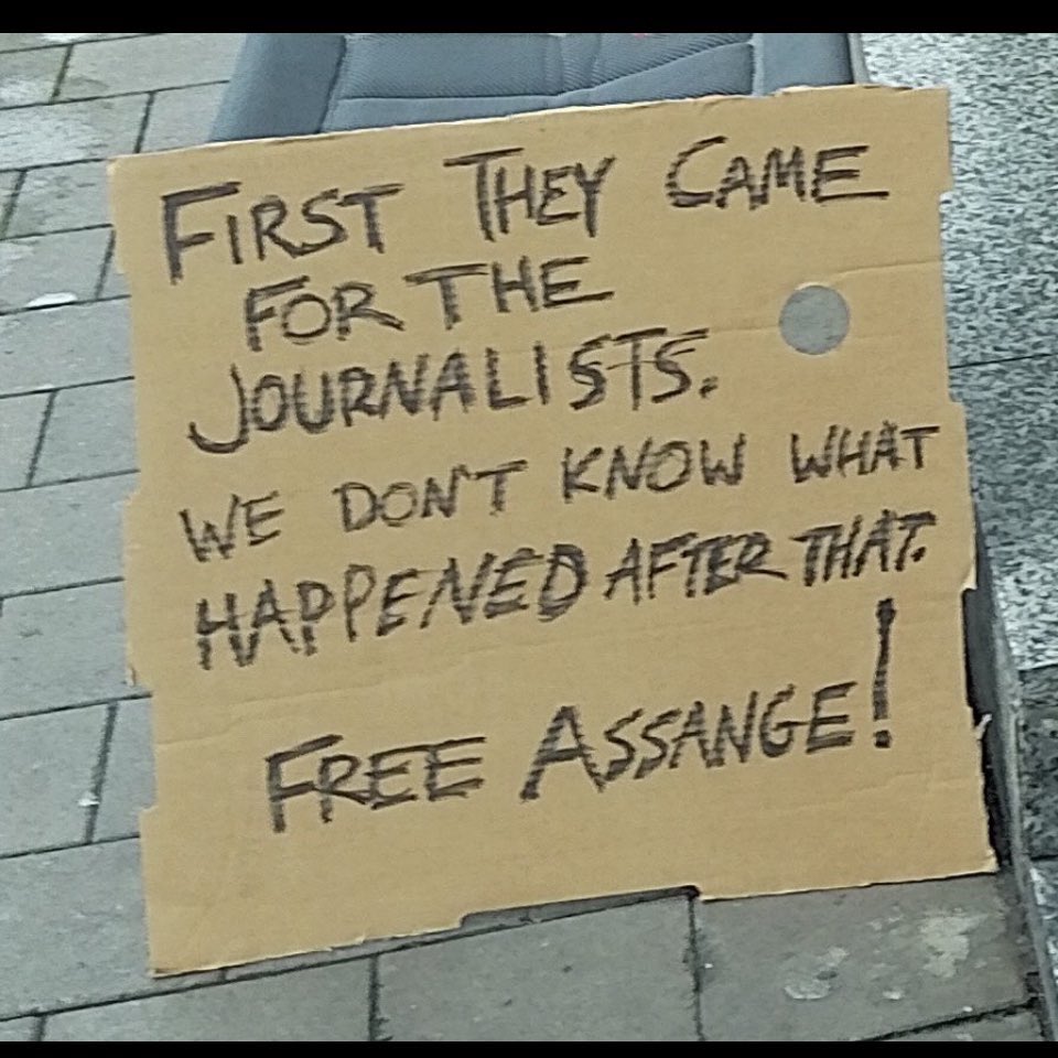 “Will the US return to and affirm the revolutionary values it was founded on?
Or will it lurch off the precipice, dragging us all into a dangerous and oppressive world in which journalists fall silent and citizens must whisper in the dark.”
#FreeJulianAssange 

#FreeGonzaloLira