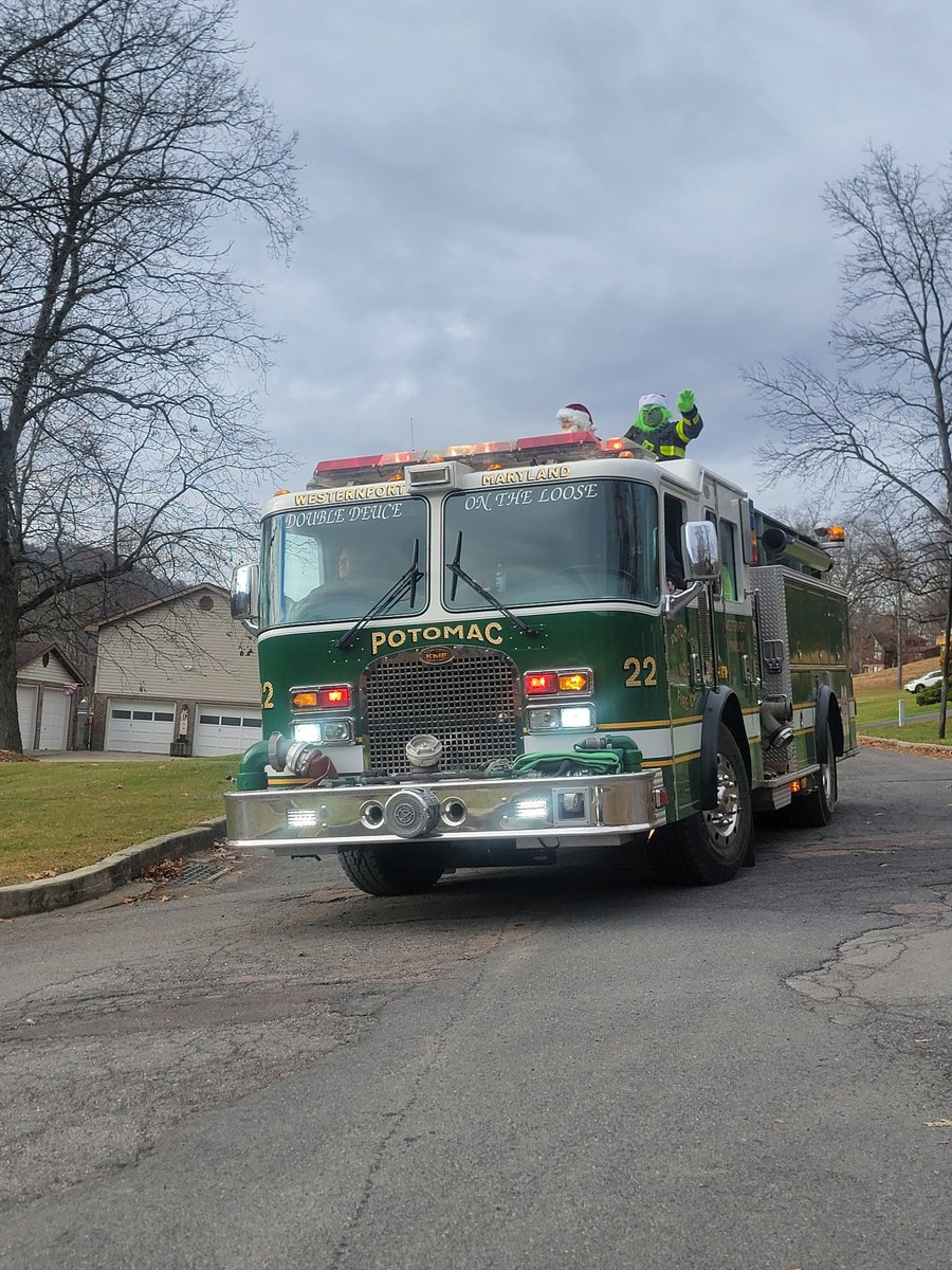 PotomacVFC2's tweet photo. Today members participated in our annual Santa run. It's always a pleasure to see the smiles on faces of kids and adults alike. It's a wonderful time of year! Merry Christmas! #pfc2 🎅 https://t.co/VmIEBNuww2