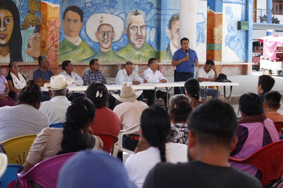 DanielGOaxaca's tweet photo. Regreso nuevamente a Santa Martha #Chichihualtepec, Agencia Municipal de la Heroica Ciudad de #EjutlaDeCrespo, mi amigo Isidro Canseco, #AgenteMunicipal y los integrantes de #BienesEjidales, para informar el avance de las #Gestiones realizadas en beneficio de las familias de la comunidad.
Les reitero, hermanas y hermanos que no están solos, cuentan con mi apoyo y con mi respaldo. Los invito a caminar juntos rumbo al #Senado, hasta convertir a #Oaxaca, en la tierra de la #Esperanza y en la tierra de las #Oportunidades.
#MiCompromisoEsOaxaca
#Daniel #Gutierrez
@PartidoMorenaMx