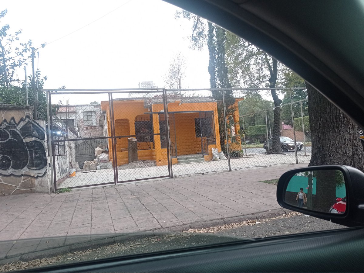 Demolición disfrazada de remodelación de una de las pocas casas patrimonio Arquitectonico de Azcapotzalco. Ubicada en Av. Azcapotzalco esquina con Invierno. Col.Angel Zimbrón <a href="/inveacdmx/">INVEACDMX</a> <a href="/INAHmx/">INAH</a> <a href="/TodosSomosAzcap/">Todos Somos Azcapotzalco</a>