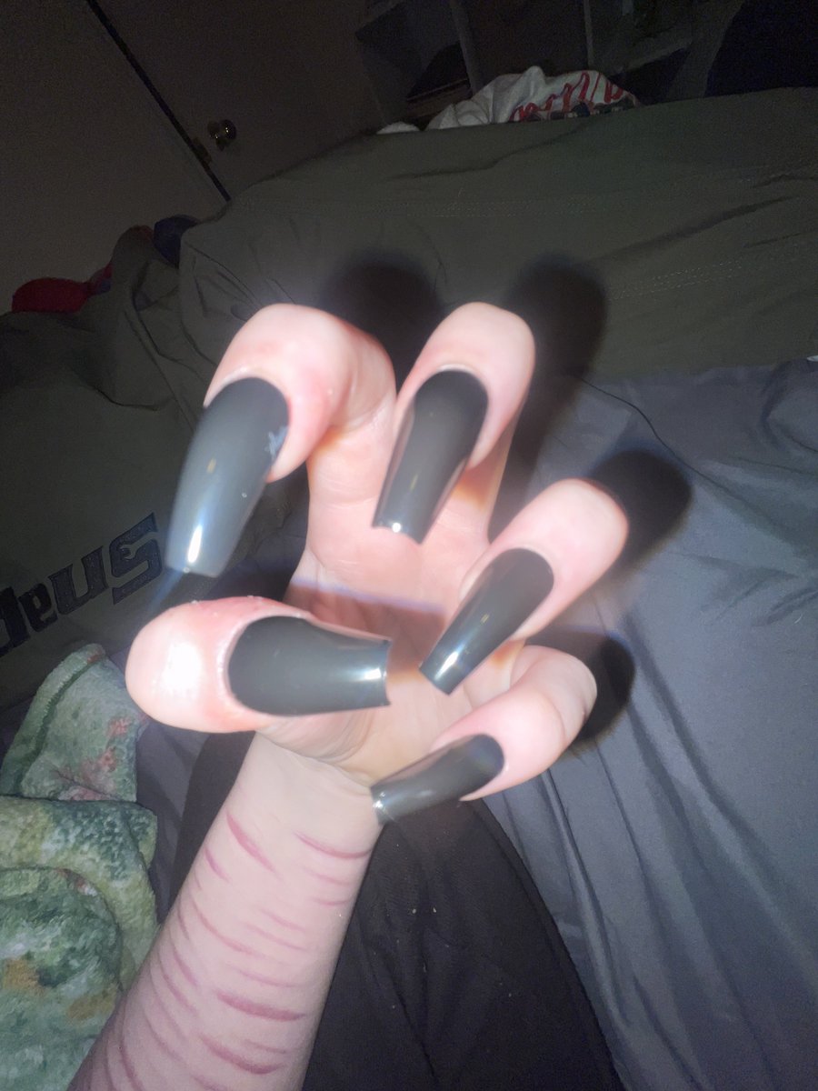 THESACREDC0W's tweet photo. did my nails https://t.co/khZg5aBMph