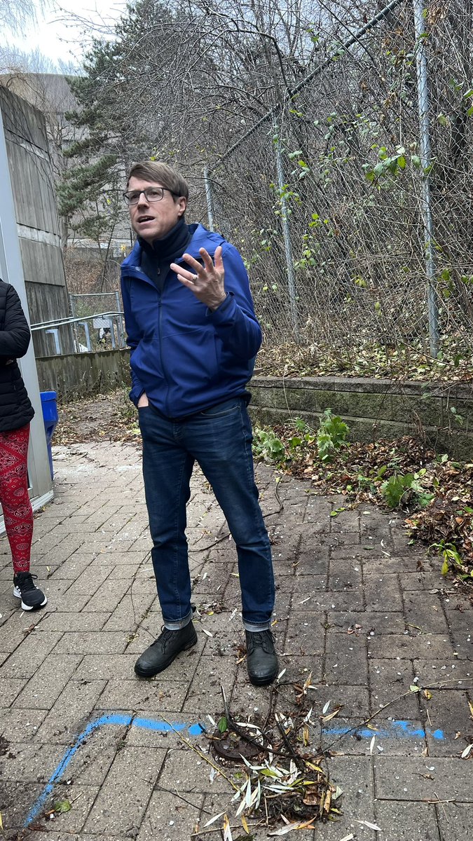 cyclekay's tweet image. Had a great day walking around the ravine looking at the trees and a unique view of  Ontario Science Centre. We need to protect this landmark and nature around it! Thank you @todd_irvine and @floyd_ruskin for wonderful afternoon. @normsworld @ONPlace4All @JoshMatlow  #SaveOSC
