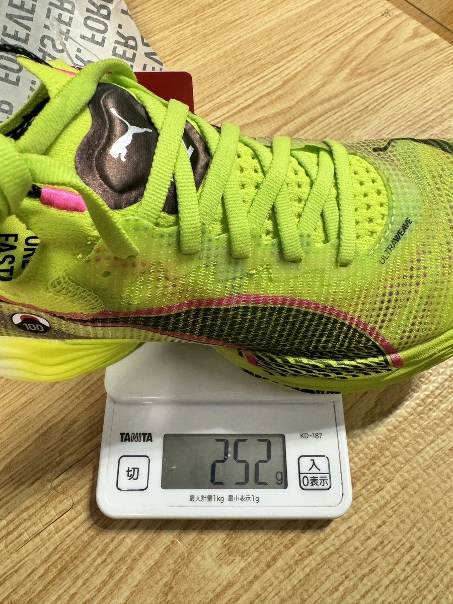 HOg22xmUAqWnffB's tweet photo. FAST-R ニトロエリート2
見た目からしてスーパーシューズ感あり。
26.5で252gと結構重め。
フィット感は良いので数字ほど気にならないかも。
走ってみないと何とも言えないが、履いて走ってみたいという気にさせる見た目なのは間違いない。
縦方向に少し長いので、試着可能ならお勧めする。
#fastR2 https://t.co/89WH9I6hbO