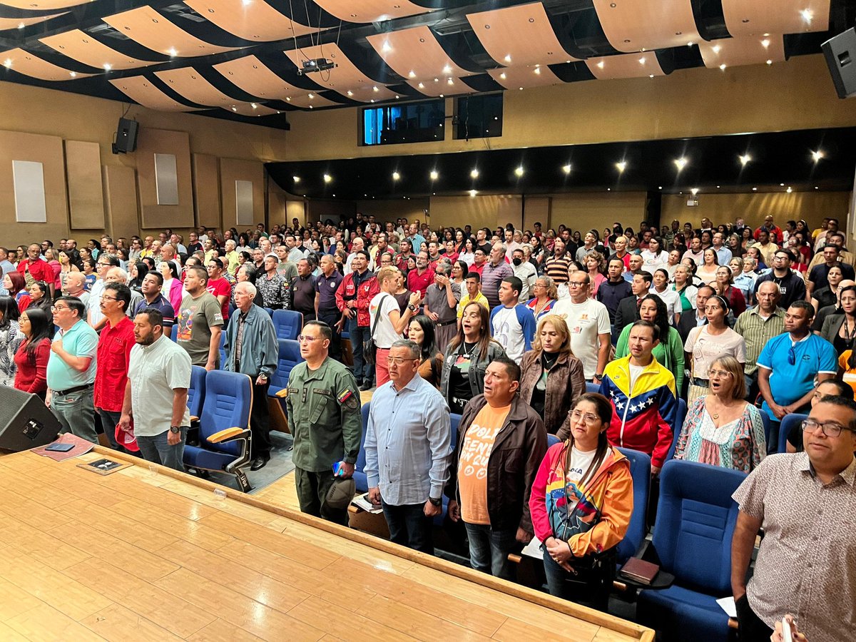 📆#09Dic|| Desde el Edo. Lara L@s Diputad@s del Bloque de la patria de la <a href="/Asamblea_Ven/">Asamblea Nacional 🇻🇪</a> 🇻🇪 Junto a nuestra enlace Ing. <a href="/JackiePSUV/">Jacqueline Faria</a> , el Gob. <a href="/AdolfoP_Oficial/">Adolfo Pereira Gobernador</a> iniciamos la Consulta Pública del Proyecto de la Ley Orgánica para la Defensa de la Guayana Esequiba.
#TodosPorVenezuela