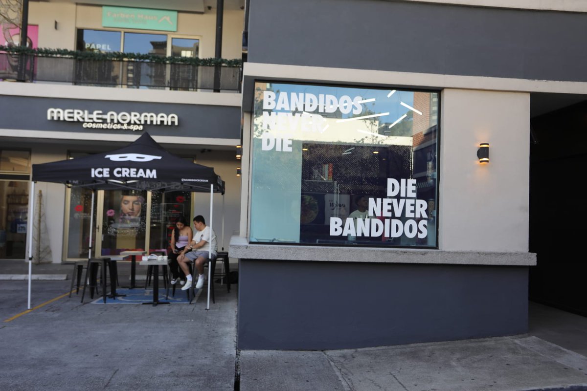 DiariodeCA's tweet photo. Heladería Bandido inauguró hoy su segunda tienda, ubicada en la 6a. Avenida 13-05 zona 10 en Plaza Diez. El concepto del negocio son helados que se combinan con diversos cereales.

✍🏻 @MarisolV_DCA
📷 Mario León https://t.co/oR7m8q4Sx7