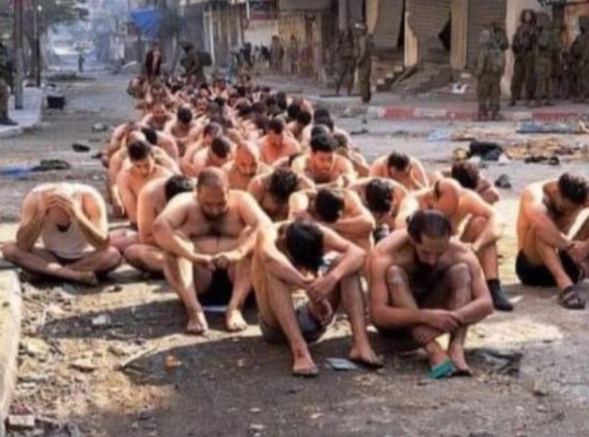 المذيع: قل لي ما الغرض من تعرية المقبوض عليهم في غزة؟ ثم تصوير الجيش لهم عُراة وحُفاة معصوبي الأعين .. بهذا الوضع؟

المسئول الإسرائيلي:
لاتنس ان الطقس حار هنا في الشرق الأوسط، وقد يحلو لك في يوم مشمس ان تتخفف وتقلع ملابسك.."!

المتحدث باسم الحكومة الاسرائيلية مارك ريجيف كان سفيرا