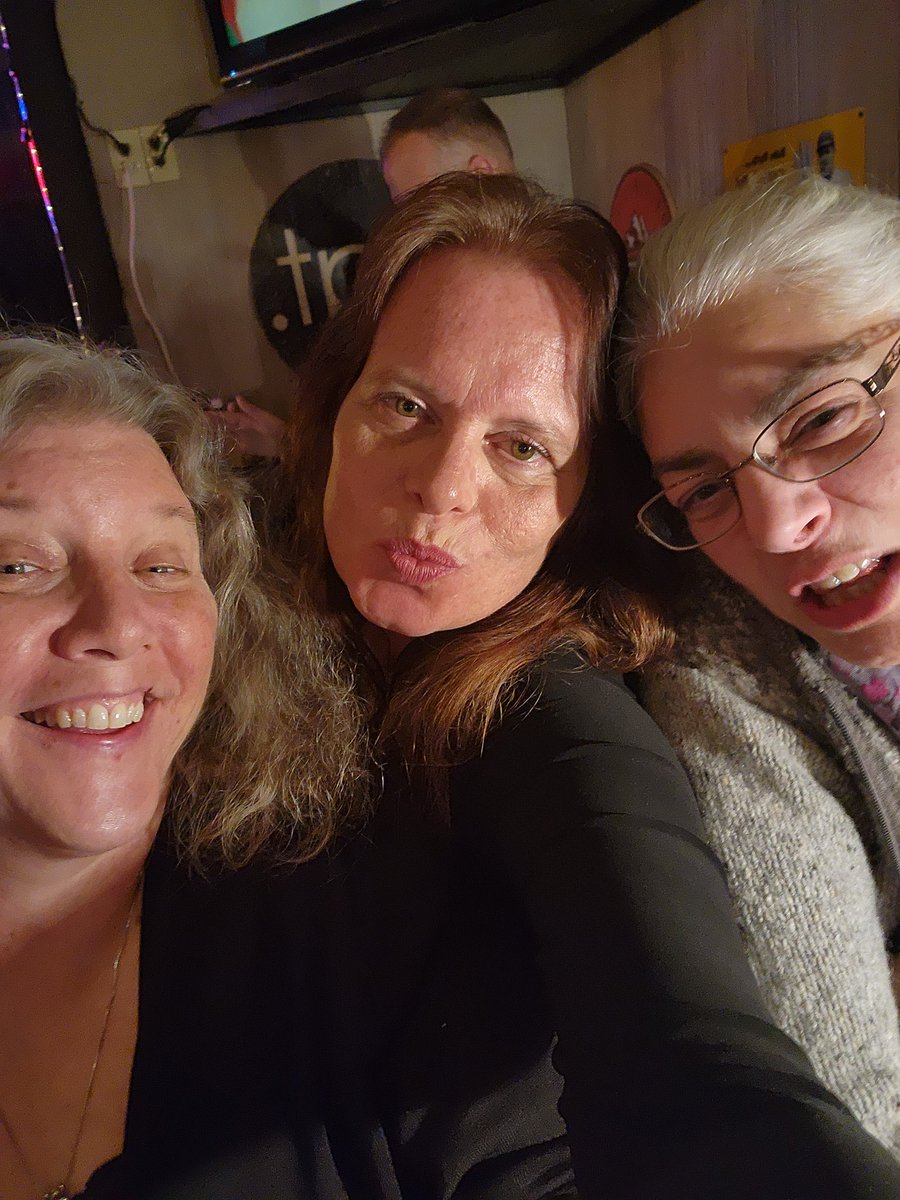 7DustKat73's tweet photo. K out on the prowl with these beauties #Besties #BFFs #GirlzNight #JillyBean #HollyWOULD ❤️🎶🍸 https://t.co/28ITrz4l7d