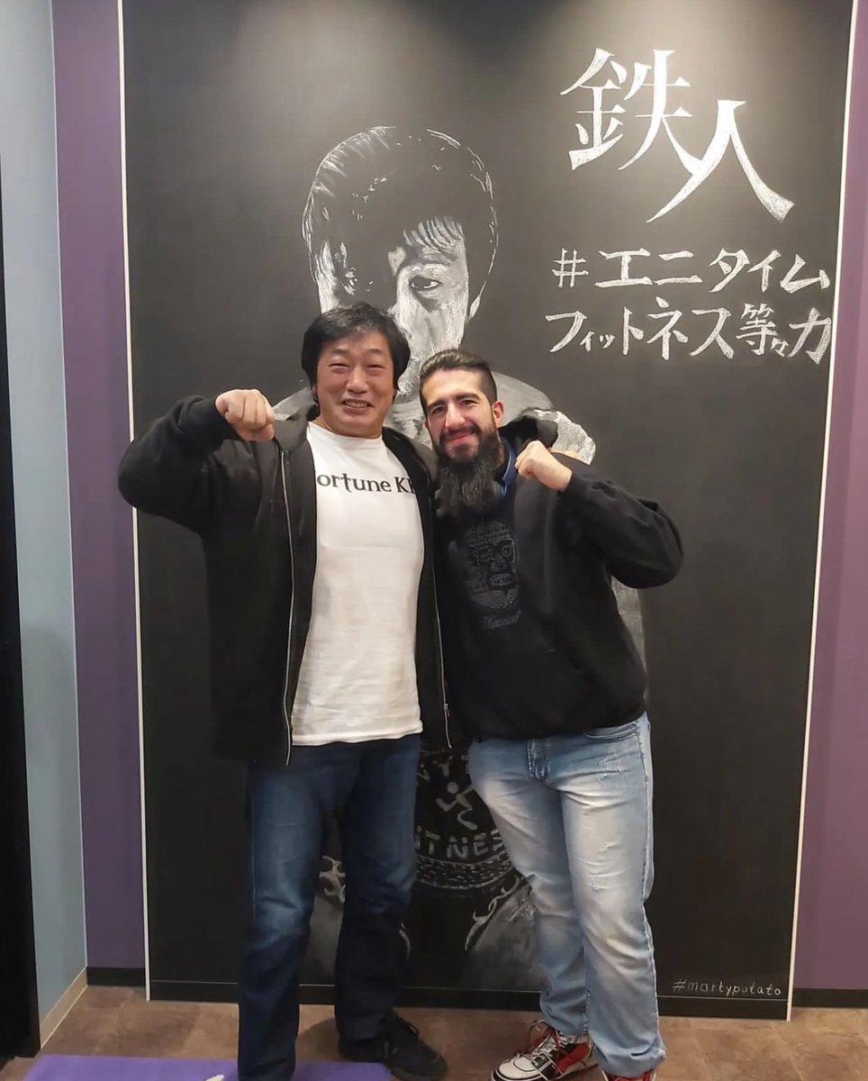 FortuneKK0327's tweet photo. 先日、イタリア人プロレスラー セバスチャン・デヴィット選手がエニタイムフィットネス等々力店に来てくれました。
昨年12月にエニタイムフィットネス等々力店に来て、子供頃からの僕への熱い想いを話してくれました。

1週間位前に等々力店に来てくれましたが、会えませんでした。

セバスチャン「今回は残念ですが、2ヶ月間日本に居ますので、また来ます。」とスタッフに伝言していきました。

そして先日、僕がFortune KK事務所を出た瞬間、ちょうど階段を上がって来たセバスチャン選手と偶然に出会いました。
その瞬間の彼の顔は忘れられない。
会えるかわからないのにイタリアのお土産を持って来てくれていました……ありがとう‼︎