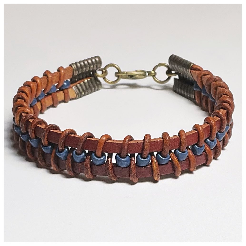 TKeepsakesNS's tweet photo. Leather Woven Bracelet 💙

Burnt Sienna flat leather #bracelet with woven round leather &amp; dark blue glass #seedbeads. #AntiqueCopper end crimps &amp; lobster clasp.

Price: $45.00 each plus shipping 🇨🇦
Wrist measurement required upon ordering
Other metals, leather &amp; beads available https://t.co/91nnvq21k3