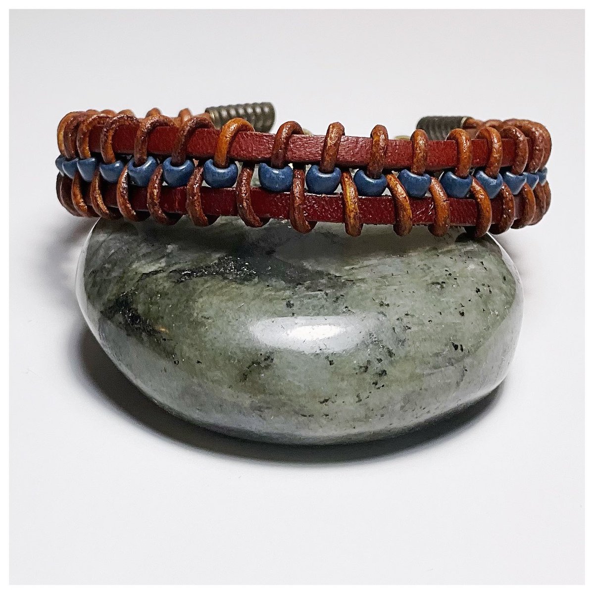 TKeepsakesNS's tweet photo. Leather Woven Bracelet 💙

Burnt Sienna flat leather #bracelet with woven round leather &amp; dark blue glass #seedbeads. #AntiqueCopper end crimps &amp; lobster clasp.

Price: $45.00 each plus shipping 🇨🇦
Wrist measurement required upon ordering
Other metals, leather &amp; beads available https://t.co/91nnvq21k3