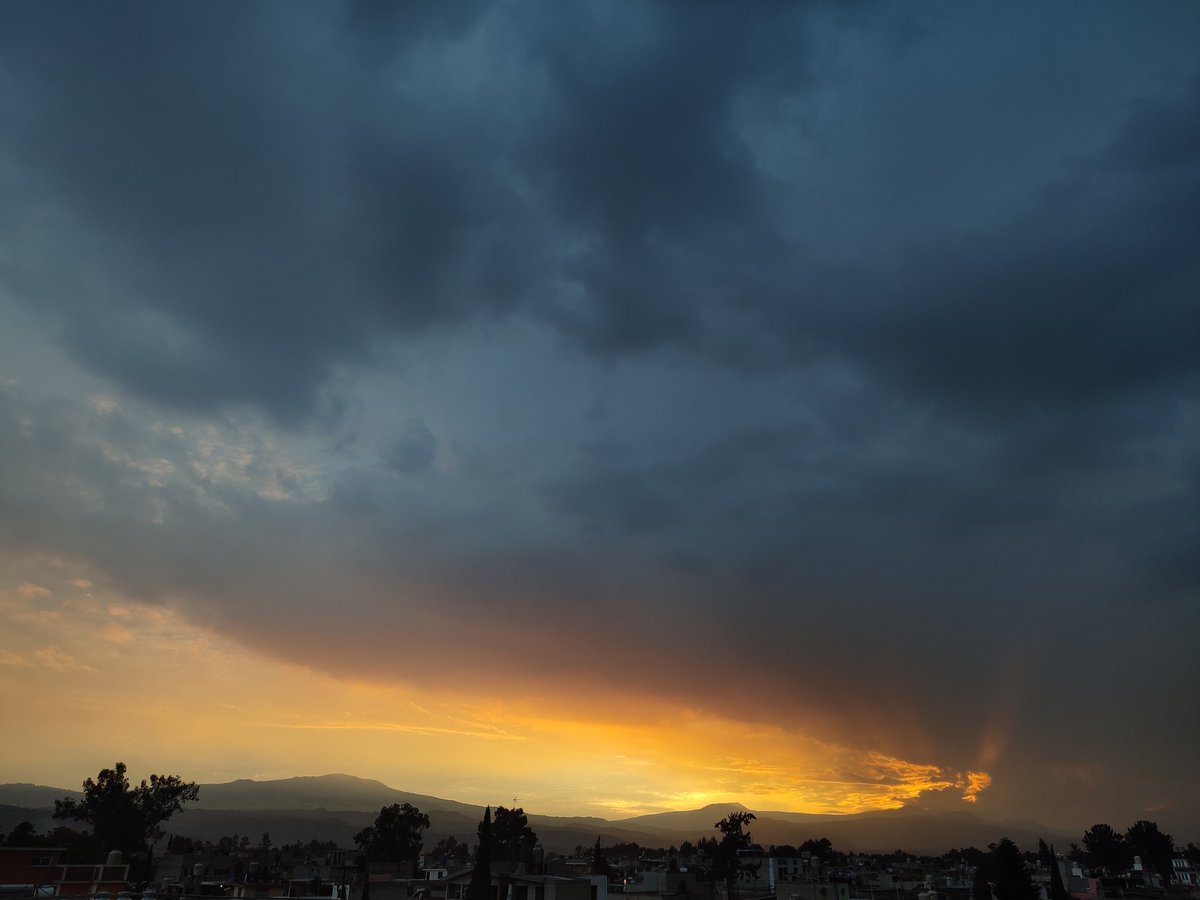 4iluj's tweet photo. Mi atardecer https://t.co/FzPMo9Xdvz