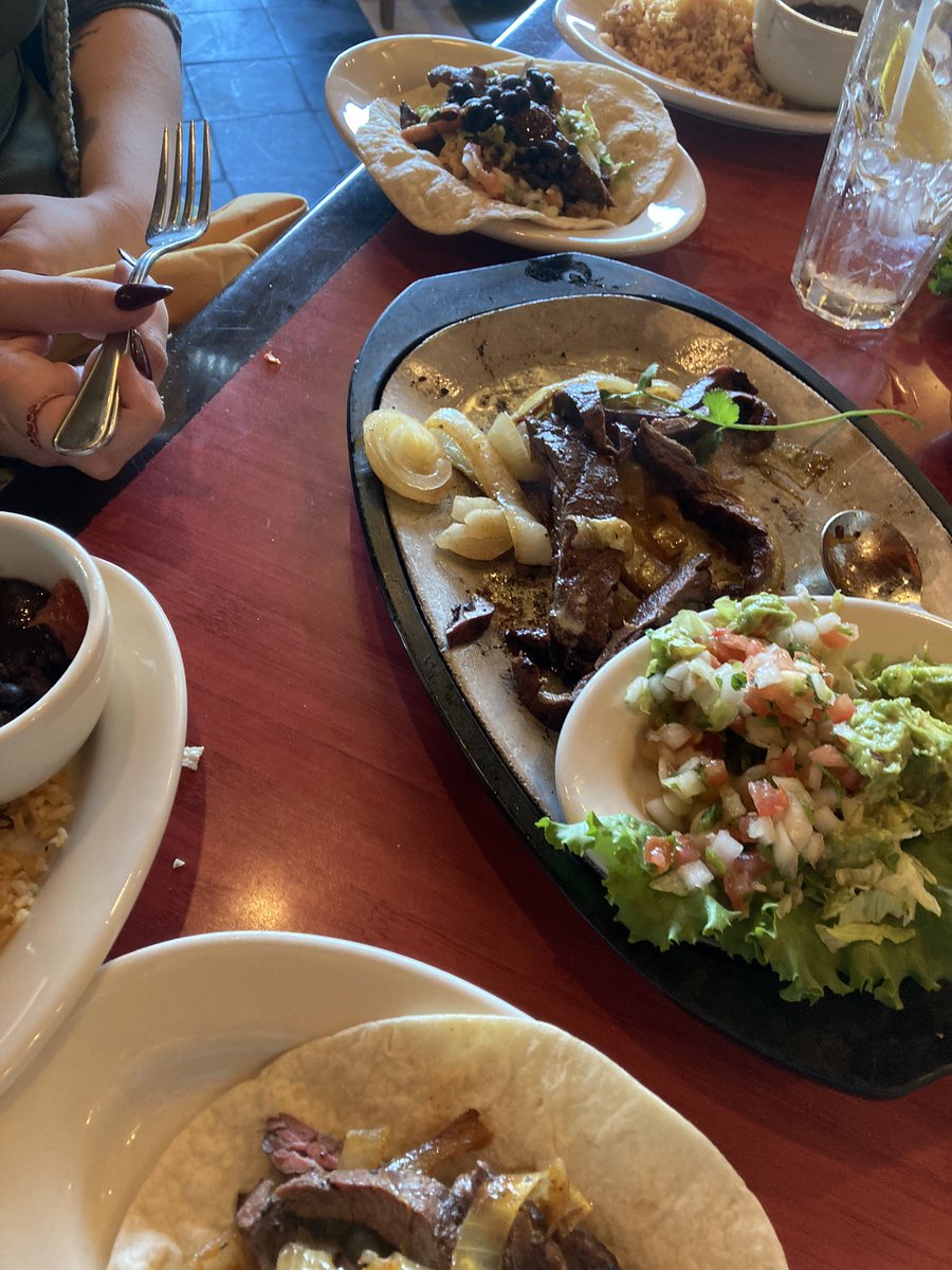 USATRUMPMAN1's tweet image. Fajitas we ate at the fancy hotel with truffles, black beans, onions. That steak was so tender you could cut it with a paper plate