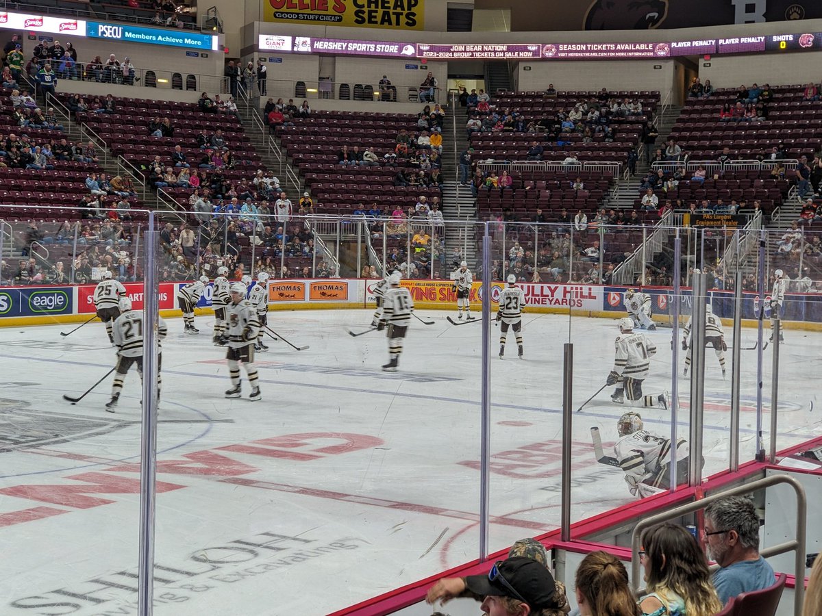 Randomasdf's tweet photo. It's Hershey Bears hockey time!! 🐻🍫🏒 https://t.co/c3OBKPD7tb