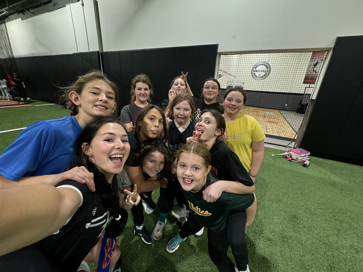 Shoutout 🗣️ to @CoachK_TNFury and @savmelo for Running a Defensive Youth Camp Today🤗👏🥎🖤🩶
#ShareTheKnowledge #WeLoveSoftball 
#Community #PlatinumProud 
@FuryPlatinum @FPXposures