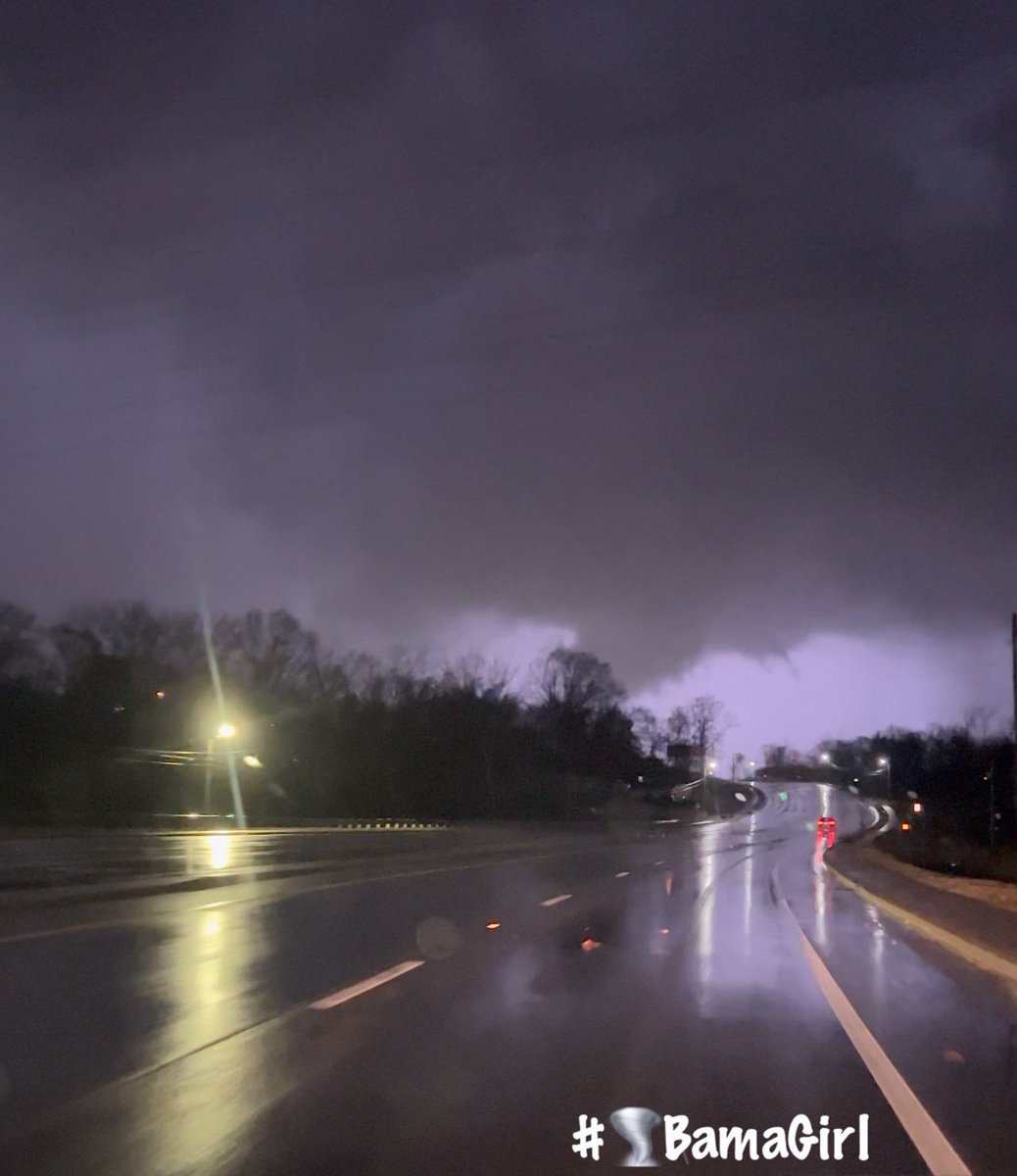 BamaGirlwx's tweet photo. Gallatin, TN. On SR 109 looking north.
#SumnerCo #Gallatin #tnwx #tornado https://t.co/up8OnKMpqg