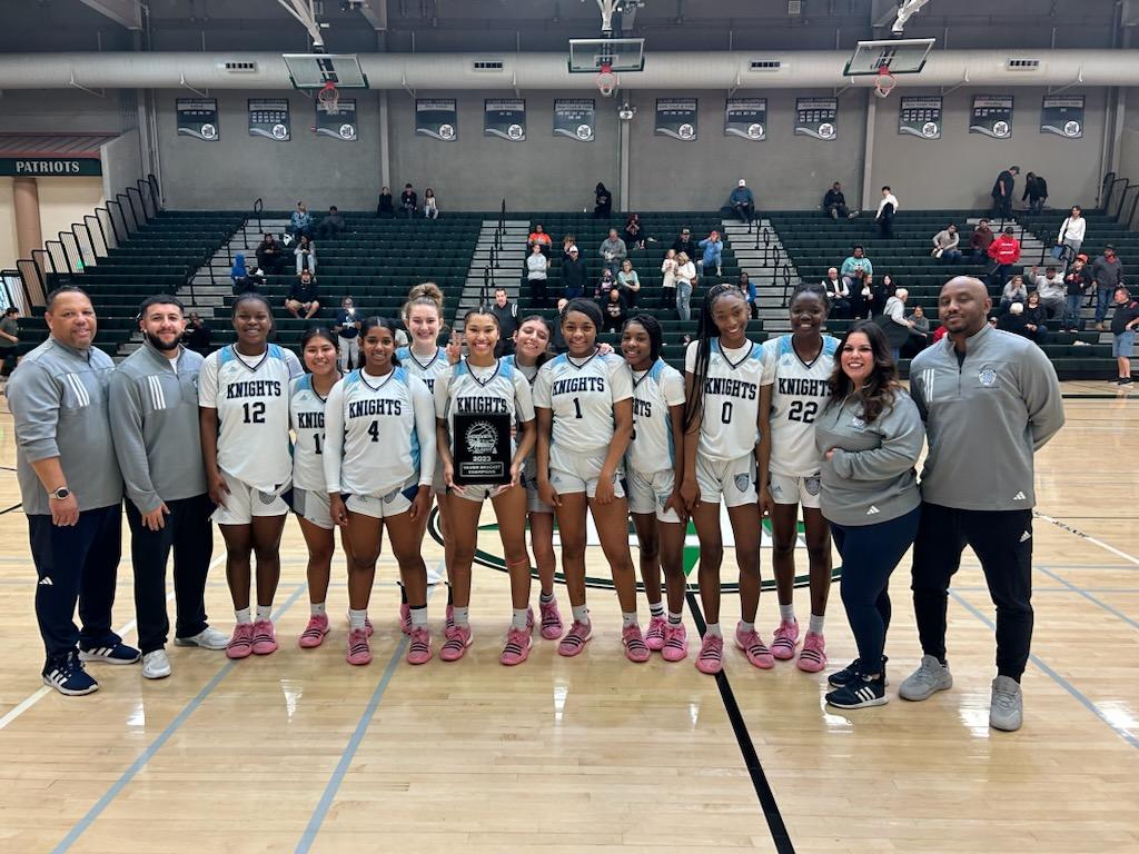 CoachWhite3612's tweet photo. Hoover Holiday Classic
Final Bullard 74  Hanford 36
Caris Williams with 20pts. 
Sanai Herod with 10-MVP
3-1 this weekend 8-3 overall
Silver Bracket Champions. 
Proud of this group. #GoKnights @BullardSports https://t.co/bkiGiQ6HLy