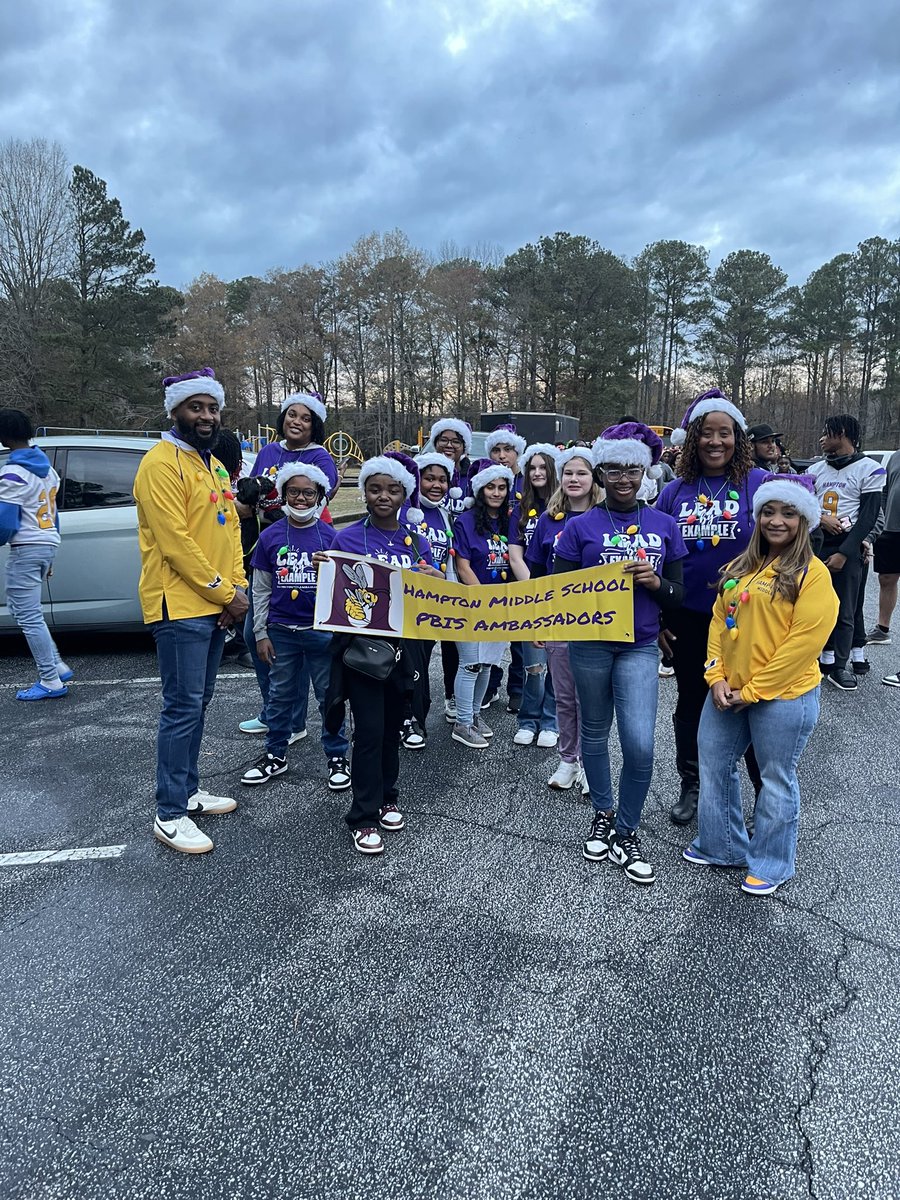 drwilliams08's tweet photo. Enjoyed participating in the City of Hampton Christmas Parade tonight. @HamptonMS_HCS Football, Dance Team, PBIS Ambassadors and Cheerleaders did a great job💜💛#hamptonspirit #hamptonpride @drseanbethune @BetinaBryant @LoriHuston_07 https://t.co/OCZgUVI2up
