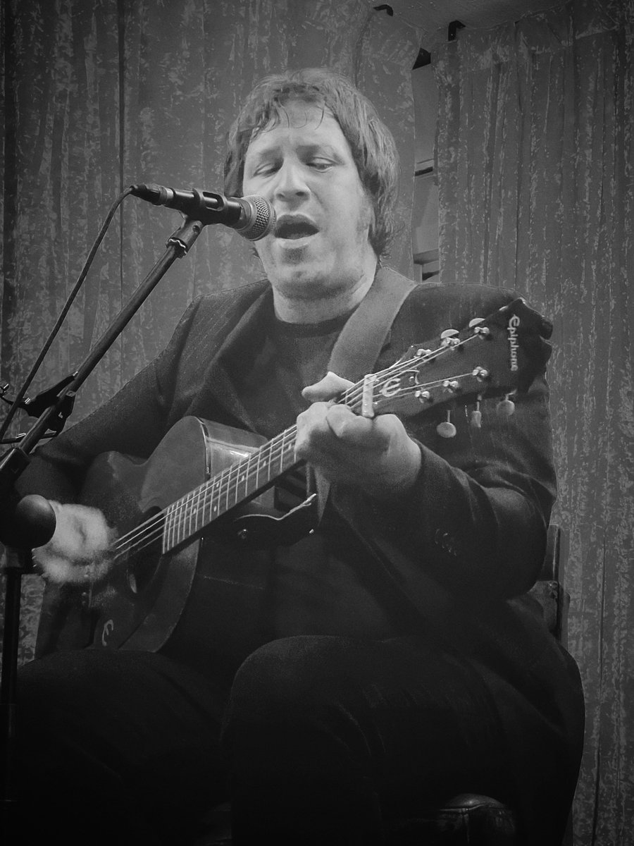 soundoftheatom's tweet photo. A wonderful (and incredibly intimate) gig tonight in Leeds, seeing the majestic @andyjcrofts acoustic tour. Superb as usual. 👊🏼🎯💥 https://t.co/vx6FZtL9DO