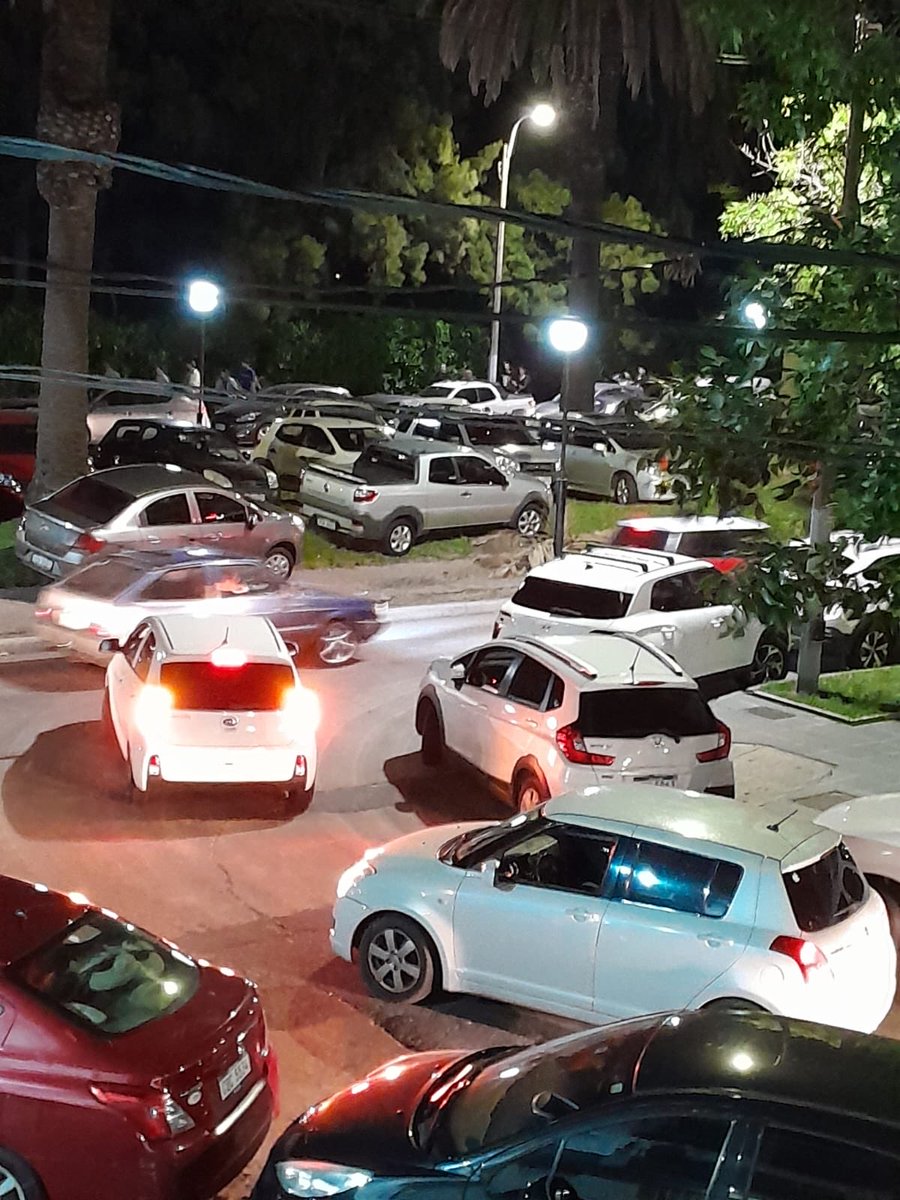 Cecilia41484627's tweet photo. Hoy multarán a todos los estacionados en los canteros ⁦@CosseCarolina⁩ ? O no porque es Fito? https://t.co/3jFVM1rcyS